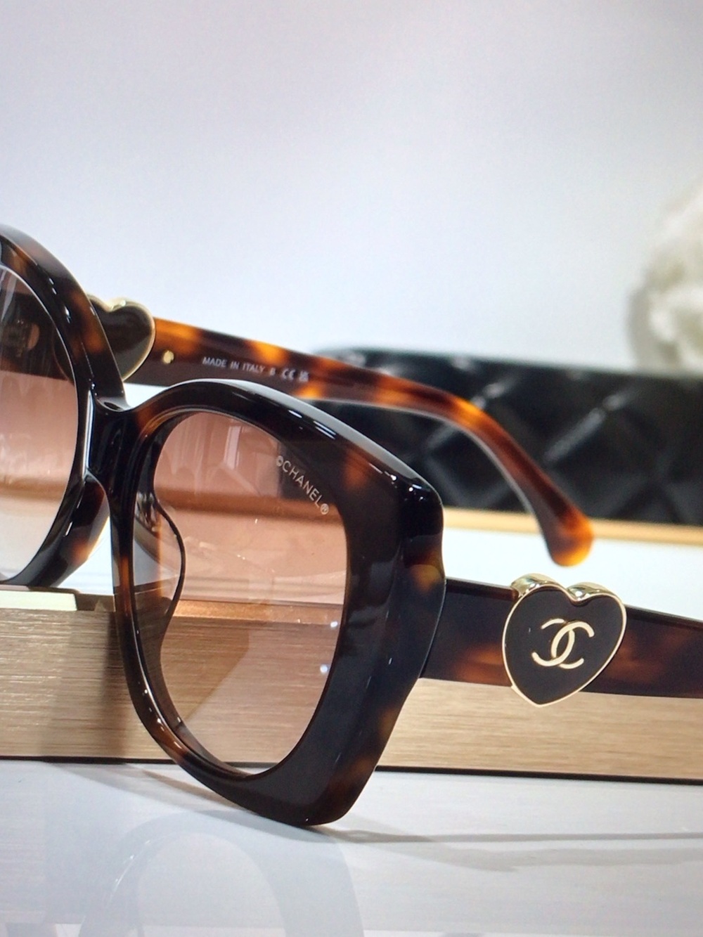 CHANEL Auth Tortoiseshell Cat-Eye Sunglasses with Gold Heart Logo - Picture 3 of 6